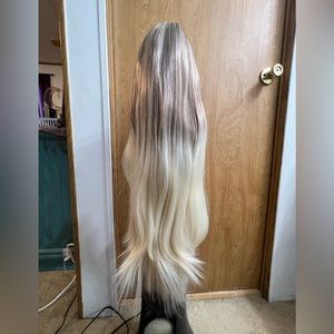Brand new 26in blonde ombré wig